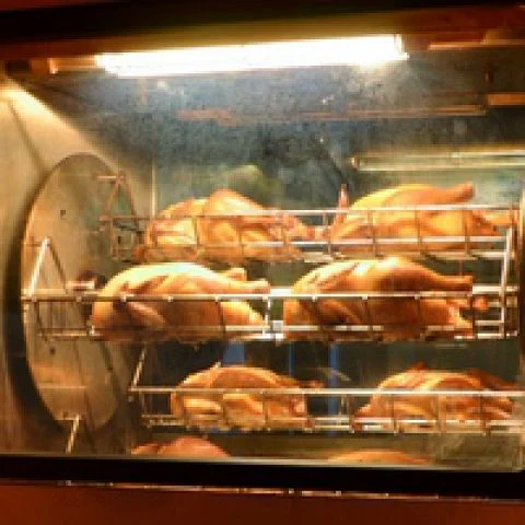 名駅で専用オーブンで焼き上げるロティサリーチキンを堪能!飲み会にもおすすめです